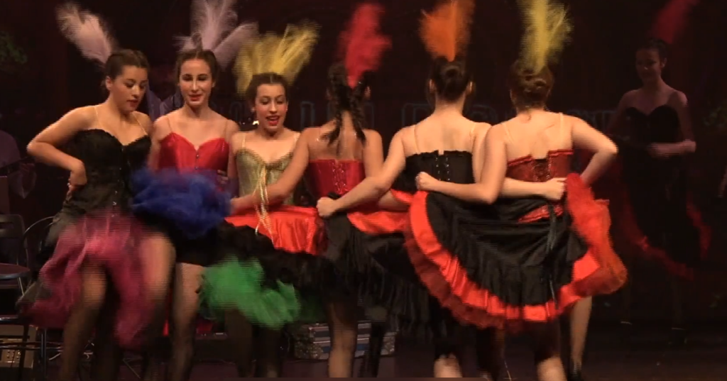 Elenco de Musas en una escena musical
