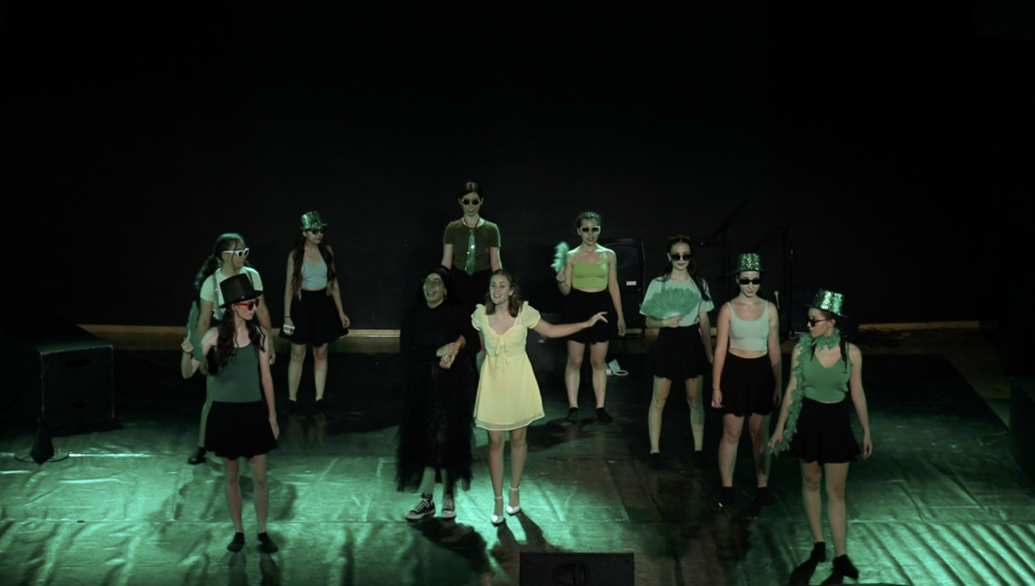 Elenco en el escenario de una producción de Musas