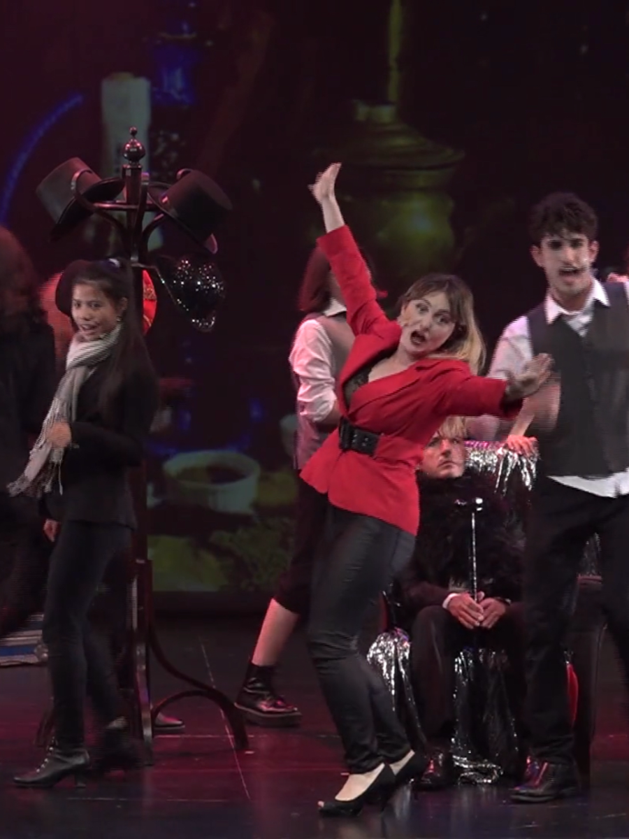 Elenco de Moulin Rouge en escena